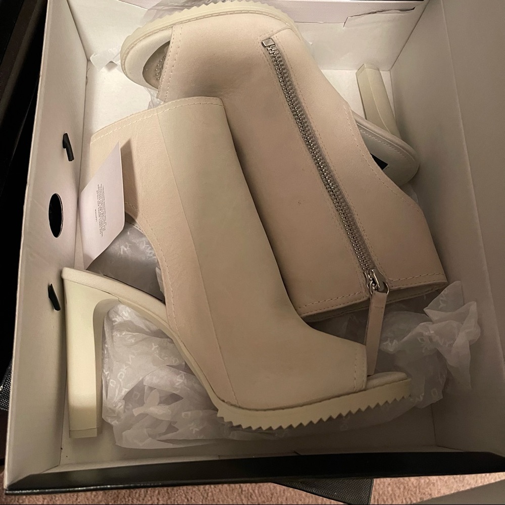 Brand new DKNY very beautiful and comfortable